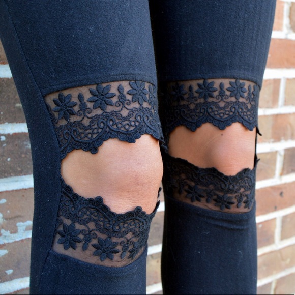 🎀New🎀 Lacey Romance Black Cut Out Knee Leggings - Picture 3 of 5